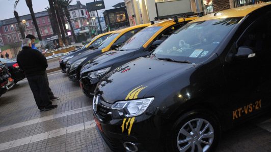 “Nos van a poner la lápida”: Gremio de taxis y colectivos advierte que servicios podrían subir un 50% por alza de combustibles