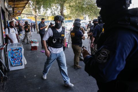 Fiscalización migratoria en el Persa Bío Bío: Extranjeros sin documentos son trasladados por la PDI durante operativo