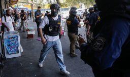 Fiscalización migratoria en el Persa Bío Bío: Extranjeros sin documentos son trasladados por la PDI durante operativo