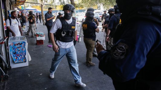 Fiscalización migratoria en el Persa Bío Bío: Extranjeros sin documentos son trasladados por la PDI durante operativo