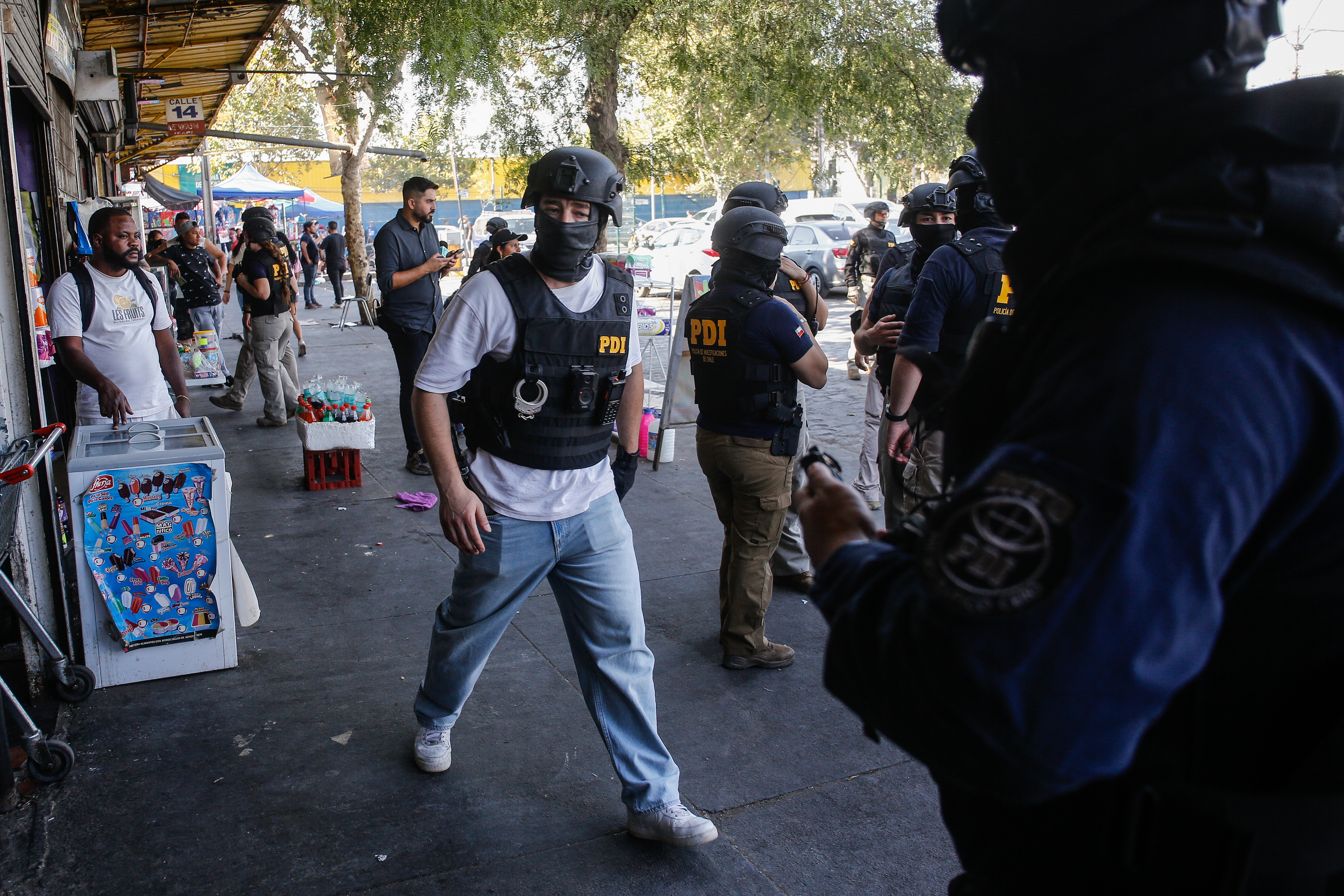 Fiscalización migratoria en el Persa Bío Bío: Extranjeros sin documentos son trasladados por la PDI durante operativo