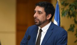 Héctor Barría, jefe de bancada de la DC, afirma: “No estamos de acuerdo” con ser una “sola oposición” frente al gobierno de Kast