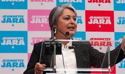 "El gobierno está apagando el incendio con bencina": Jeannette Jara critica el “bencinazo” anunciado por administración de Kast