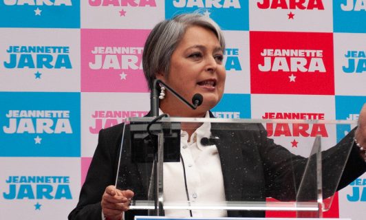 "El gobierno está apagando el incendio con bencina": Jeannette Jara critica el “bencinazo” anunciado por administración de Kast