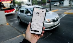 Uber Chile inhabilita a conductor que tenía antecedentes por violación y hurto: Había chocado por saltarse una luz roja