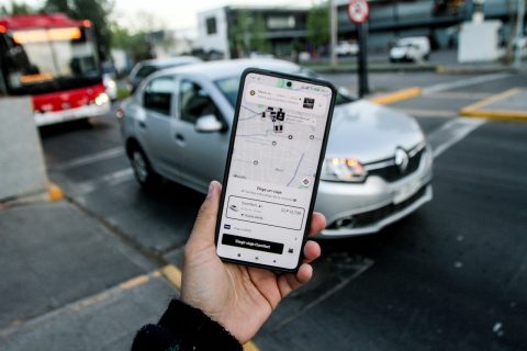Uber Chile inhabilita a conductor que tenía antecedentes por violación y hurto: Había chocado por saltarse una luz roja