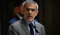 Luis Cordero aterriza en Carabineros: Exministro de Seguridad imparte clases en la Acipol