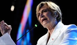 "Me duele en el alma": Matthei aborda histórica alza del precio de combustibles y sugiere "cerrar embajadas"