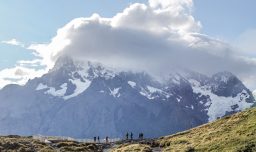 Tres turistas japoneses deberán donar $30 millones tras encender fogatas en el Parque Nacional Torres del Paine