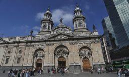 Comienzan cortes de tránsito en cercanías de Plaza de Armas por el evento "Oración por Chile" en la Catedral de Santiago