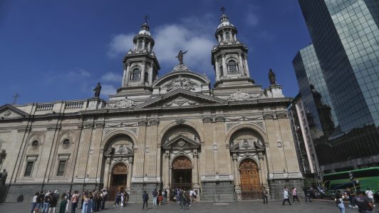 Comienzan cortes de tránsito en cercanías de Plaza de Armas por el evento "Oración por Chile" en la Catedral de Santiago