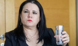 "Vamos a pedir las penas más elevadas que puedan existir": Ministra Steinert tras visitar a carabinero baleado en Puerto Varas