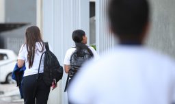 Tras casos de estudiantes con armas: Gobierno prepara proyecto de ley para revisar mochilas en colegios