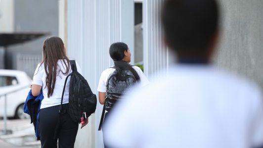 Tras casos de estudiantes con armas: Gobierno prepara proyecto de ley para revisar mochilas en colegios