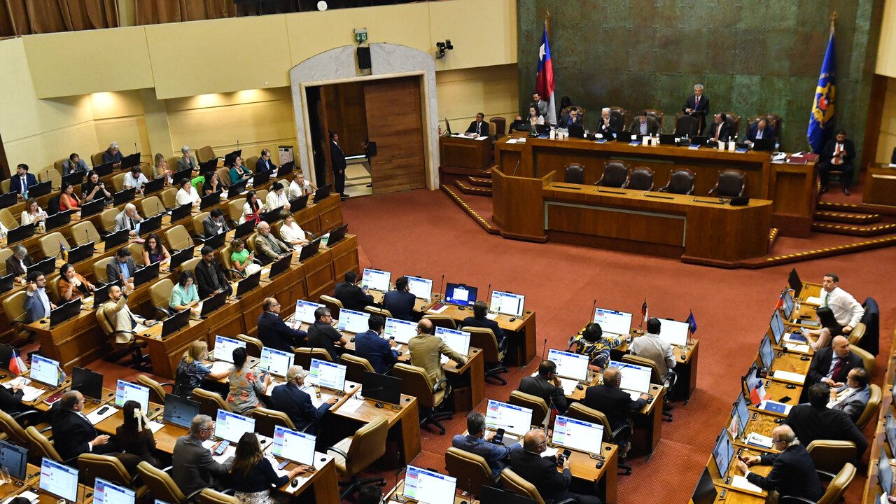 Tras llamado de Kast a “ponerse al día” con el CAE: Revelan que diputada Republicana registra una deuda de $ 38 milllones