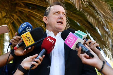 Autoridades visitan a damnificados del megaincendio en Viña del Mar para abordar plan de reconstrucción