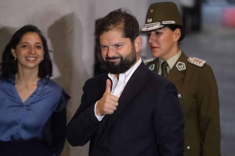 Gabriel Boric se instala en oficina entre Recoleta y Santiago para trabajar en fundación: Sumó a dos excolaboradoras de su gobierno