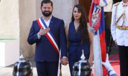 Gabriel Boric se fue del Congreso manejando, paró en una bencinera a comprar y aclaró que seguirá "yendo al estadio"