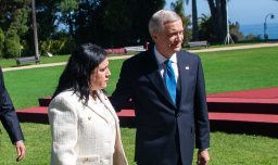 Revelan que principal asesor de la ministra de Seguridad de Kast viajó al extranjero mientras tenía licencia médica