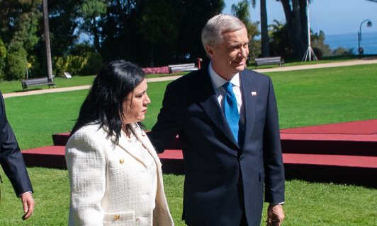 Revelan que principal asesor de la ministra de Seguridad de Kast viajó al extranjero mientras tenía licencia médica