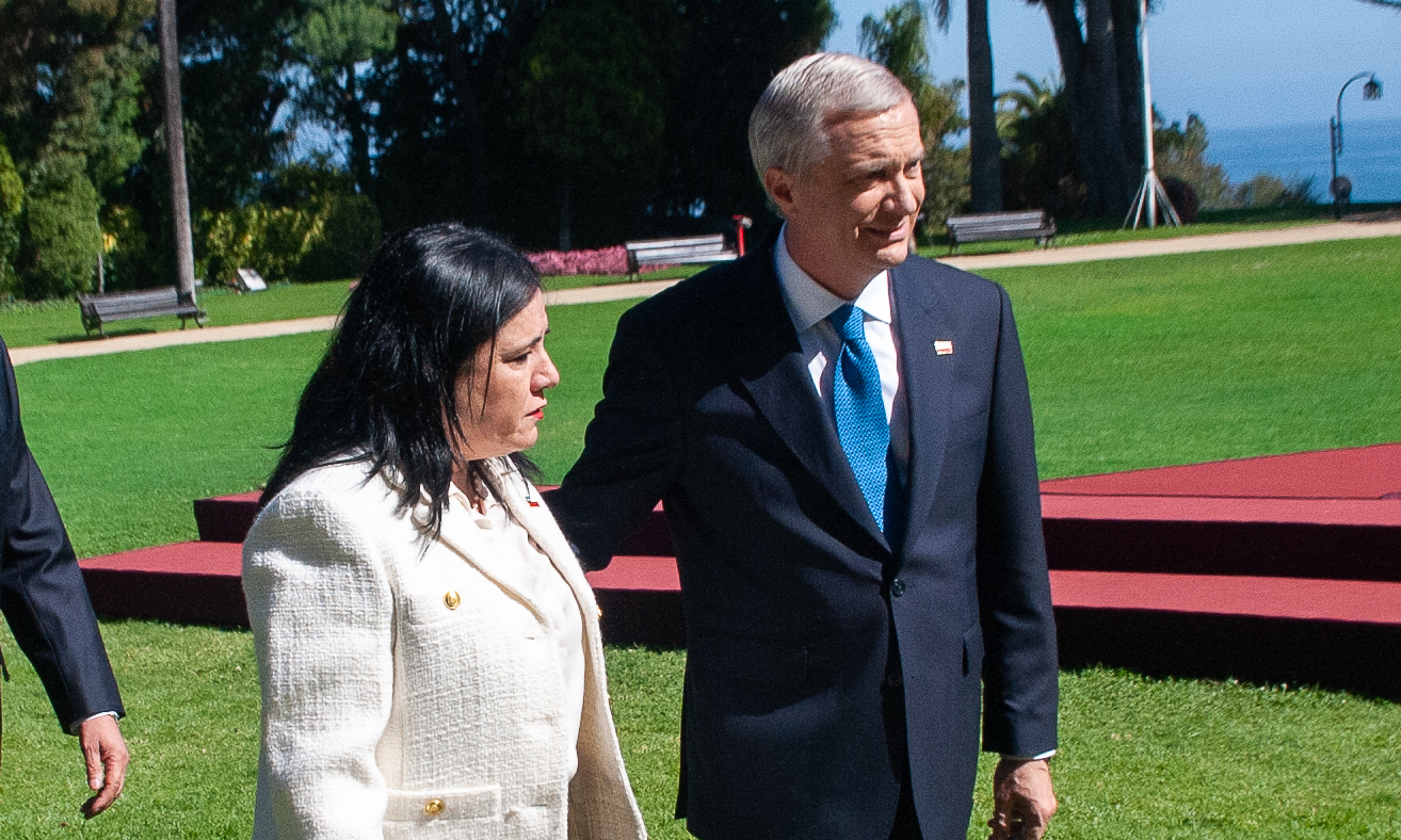 Revelan que principal asesor de la ministra de Seguridad de Kast viajó al extranjero mientras tenía licencia médica