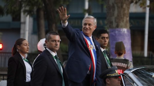 Así fue la llegada de José Antonio Kast al Palacio La Moneda en el histórico Ford Galaxie