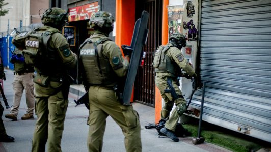 Operativo policial por tráfico de drogas en Santiago: Hay cuatro detenidos y se incautaron casi 100 kilos de droga