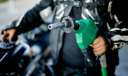 Alza de combustibles: Tres municipios de la Región Metropolitana anuncian descuentos y ayudas para las familias