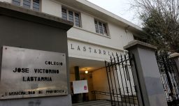 Reportan incendio al interior del liceo Lastarria: Emergencia obligó a cerrar avenida Providencia