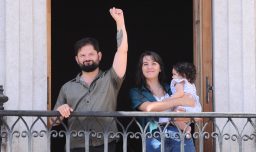 Adherentes de Boric se congregan en Plaza de la Constitución para despedir al Presidente en su último fin de semana de gobierno