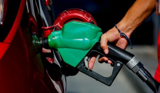 Alza de los combustibles: Economistas analizan la medida del gobierno de Kast