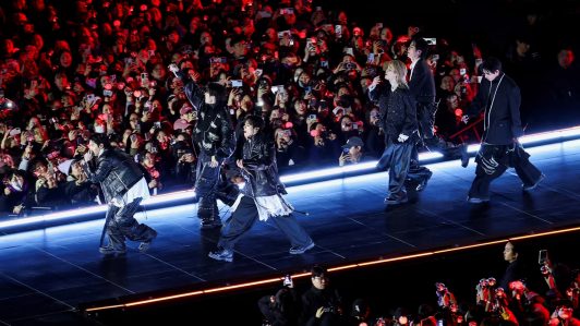 BTS regresa con el concierto más grande de la historia de Corea: 260.000 fans celebran el "regreso del siglo" en el Palacio Gyeongbokgung
