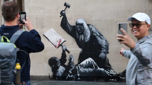 Banksy desenmascarado: Investigación revela identidad del misterioso artista callejero tras años de anonimato