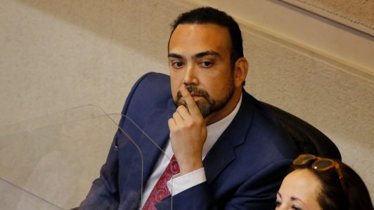 Karim Bianchi descarta “presión” en votación del proyecto que conmuta penas: Se ausentó por un “problema familiar”