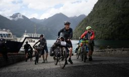 Cien ciclistas de 24 países inician la travesía autosuficiente Puerto Montt-Ushuaia que desafía los límites de la Patagonia