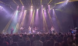 DJO volvió a conquistar a los chilenos con su exitoso side show de Lolla 2026: El rock psicodélico se tomó el Teatro Caupolicán