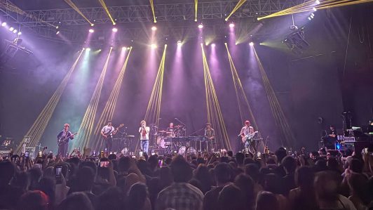 DJO volvió a conquistar a los chilenos con su exitoso side show de Lolla 2026: El rock psicodélico se tomó el Teatro Caupolicán