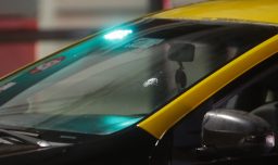 Detienen a taxista que estafó y robó a turista holandés en el aeropuerto de Santiago tras cobrarle 2.800 euros