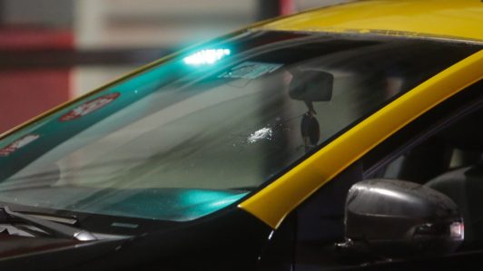 Detienen a taxista que estafó y robó a turista holandés en el aeropuerto de Santiago tras cobrarle 2.800 euros