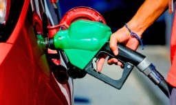 Histórica alza de bencinas: Llenar un estanque de 40 litros podría costar $14 mil más que la semana pasada