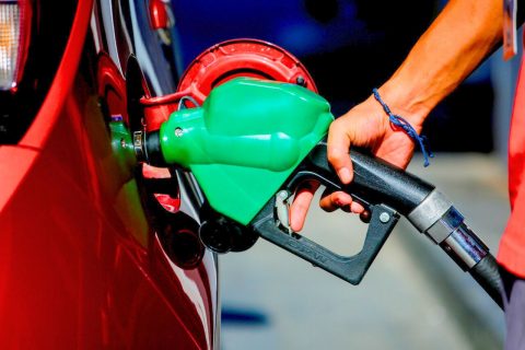 Histórica alza de bencinas: Llenar un estanque de 40 litros podría costar $14 mil más que la semana pasada