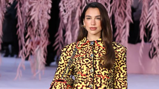 Dua Lipa se une al reparto de "Peaked", nueva comedia de A24 dirigida por Molly Gordon