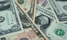 Dólar baja de los $900 ante proyección de Donald Trump sobre un posible fin al conflicto en Irán