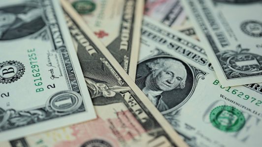 Dólar baja de los $900 ante proyección de Donald Trump sobre un posible fin al conflicto en Irán