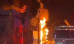 Incendio afecta bodegas de la ZOFRI en Iquique: Equipos de emergencia trabajan en el lugar