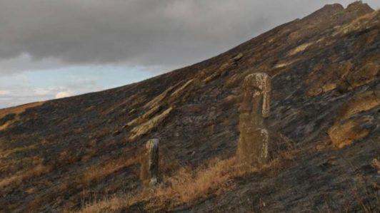 Incendio forestal en Rapa Nui afecta más de 20 hectáreas en sector Rano Kau y moviliza a equipos de emergencia