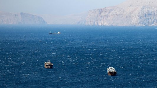 Irán advierte que los buques que pasen por el estrecho de Ormuz serán "incendiados"
