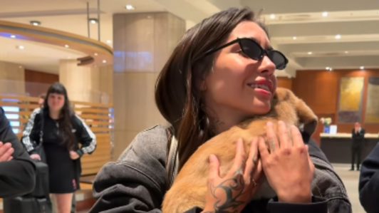 María Becerra adopta un perrito en Chile y lo lleva a Argentina: "Es tal cual como lo soñaba"