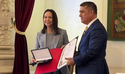 María Corina Machado recibe las llaves de la ciudad de Santiago y es reconocida como Visitante Ilustre