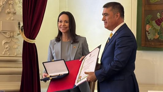 María Corina Machado recibe las llaves de la ciudad de Santiago y es reconocida como Visitante Ilustre